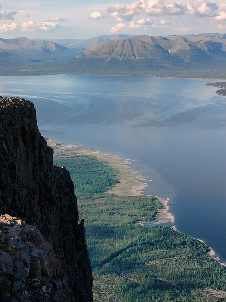 Вид сверху ( высота плато около километра над уровнем озера )