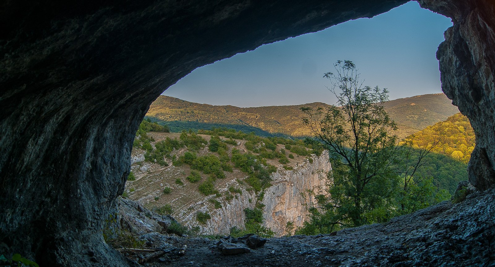Вид из пещеры Туара-Коба, она же "Коровий грот"