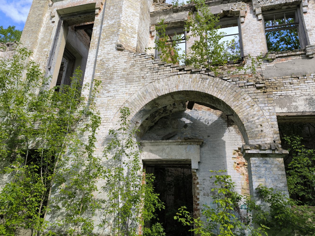 Руины замка княжны Марии Воейковой в Лопандино